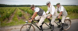 Trois hommes en vélo tandem lors du dernier Anjou Vélo Vintage