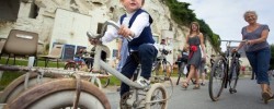 Un enfant sur un vélo lors du Anjou Vélo Vintage