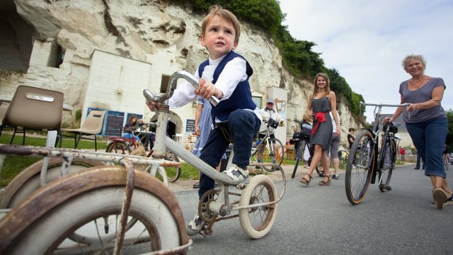 Un enfant sur un vélo lors du Anjou Vélo Vintage