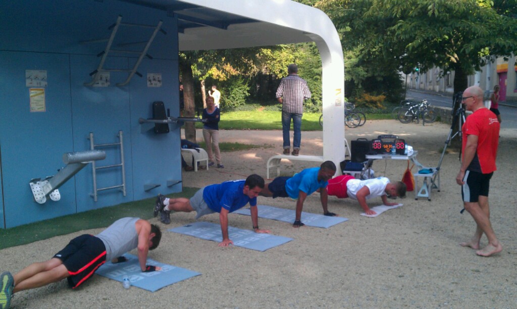 Le coach sportif fait travailler les participants