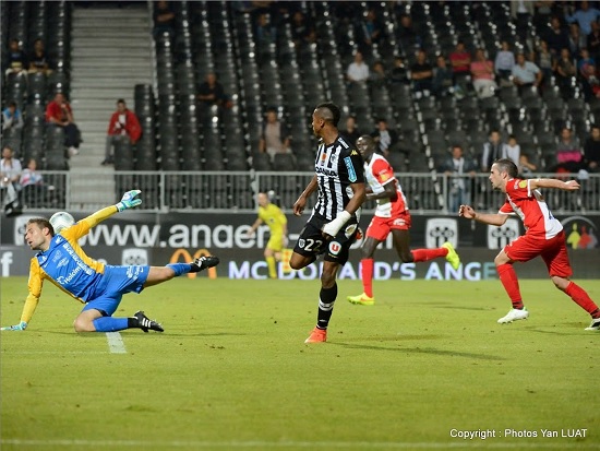 Jonathan Kodjia qui marque un but contre l'US Créteil