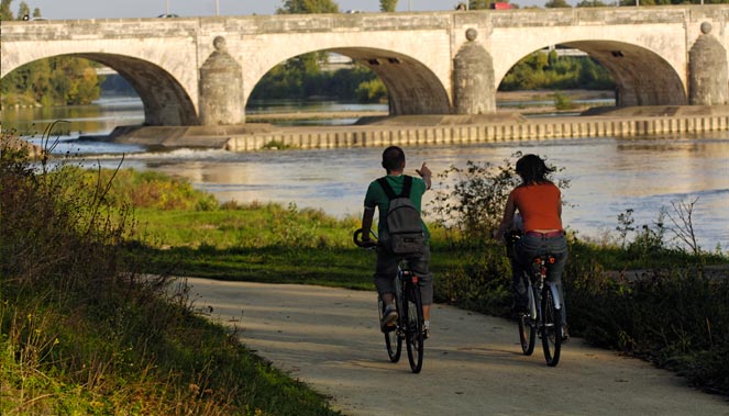 Deux promeneurs de la Loire à Vélo