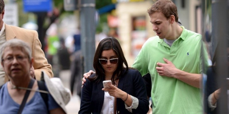 Un passant utilise Twitter dans les rues d'Angers