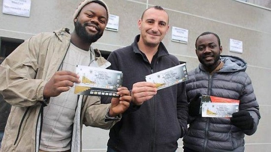 trois personnes en possession d'un ticket pour le match Angers SCO - PSG