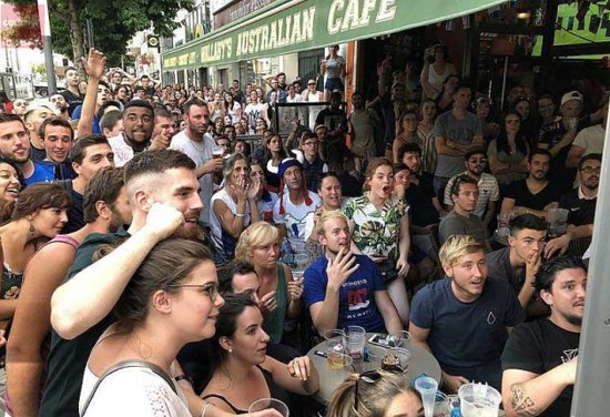 Bar australien pendant France - Belgique